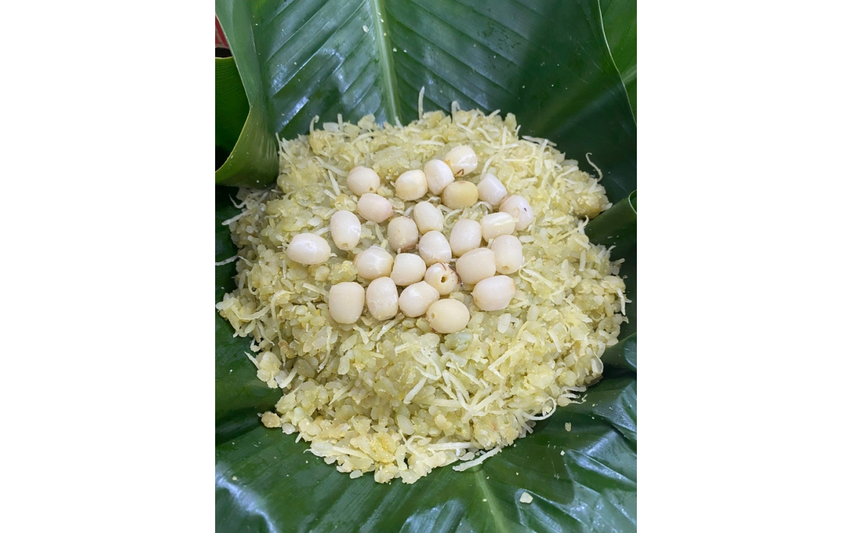 Xôi Cốm Lá Sen Hà Nội: Tinh Tế Hương Vị Đặc Sản Cốm Nức Tiếng Ngàn Năm