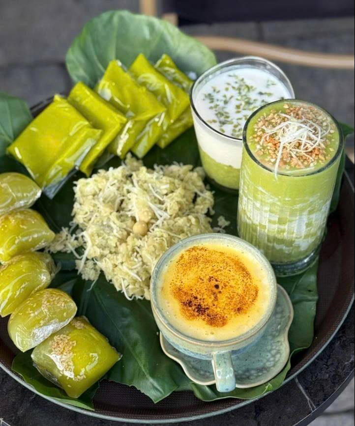 Cốm Hà Nội: Thưởng Thức Hương Vị Thu Hà Thành - Đặc Sản Cốm Không Thể Bỏ Lỡ