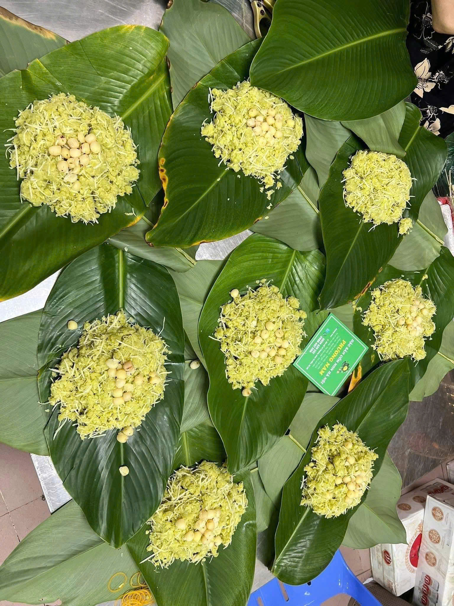 Xôi Cốm Hà Nội: Hương Vị Đặc Sản Cốm Thu Hút Mọi Thực Khách