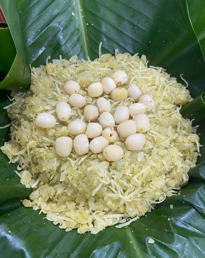 Xôi Cốm Lá Sen Hà Nội: Tinh Tế Hương Vị Đặc Sản Cốm Nức Tiếng Ngàn Năm