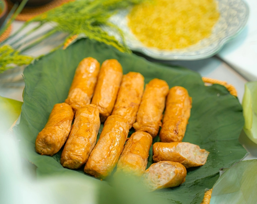 Khám Phá Hương Vị Đặc Biệt Của Xúc Xích Cốm Truyền Thống - Món Ngon Đậm Chất Đặc Sản Cốm Hà Nội